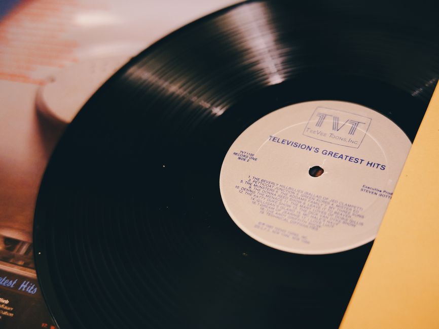 How Can I Identify an Exact Vinyl Pressing and Estimate Its Resale Value?